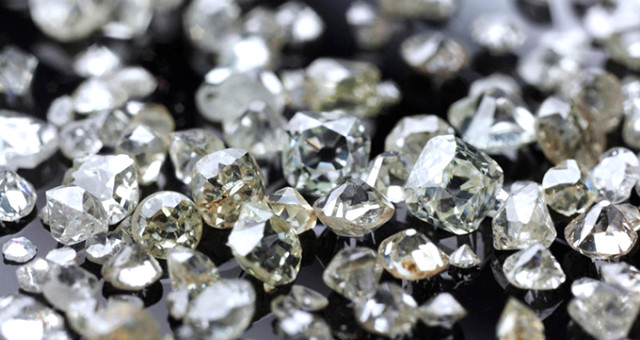 Havalimanında Şüphe Üzerine Durdurulan İki Turistin Üzerinden Yüzlerce Pırlanta Çıktı