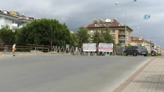Alanya’da Bir Kişi, Hakkını Alamadığı İddiasıyla Yolu Tel Örgüyle Kapattı