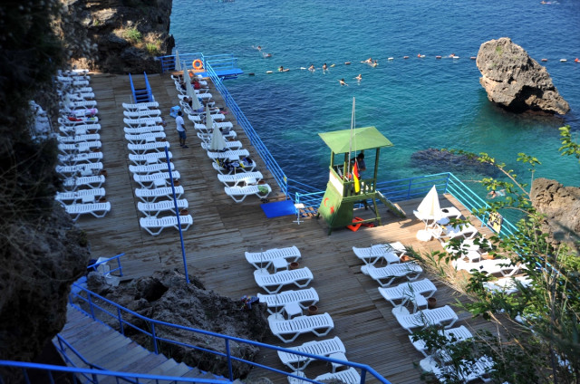 Antalya’da Seçim Nedeniyle Sahiller Boş Kaldı