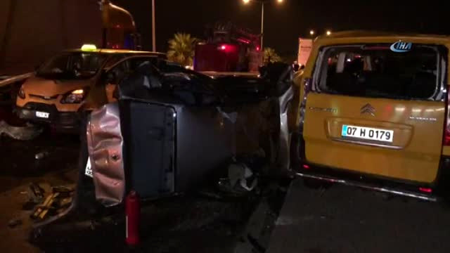 Antalya’da Tır Dehşeti… 6 Aracı Önüne Katarak Fırlatan Tır Ortalığı Savaş Alanına Çevirdi