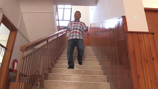 Hem Öğretmen Oldu Hem Kendi Eşyalarını Tasarladı