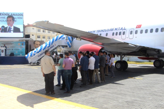 Sıcaktan Bunalan Vatandaşlar Dev Uçağın Kanadının Gölgesine Sığındı