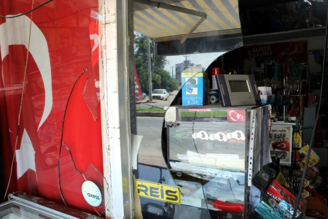 Türk Bayrağı ile ‘Reis’ Yazısı Asılı Marketi Yakmaya Çalıştılar