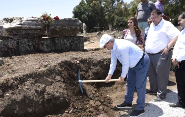 Valinin İlk Kazmayı Vurduğu Yerde Dünyanın İlk Kadın Belediye Başkanının Anıt Mezarının Podyumu…
