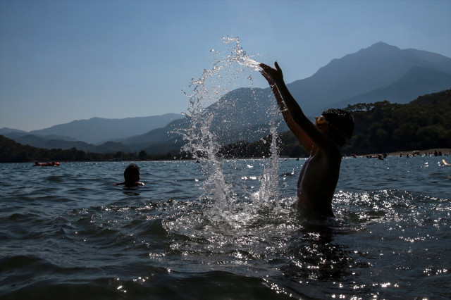 Antalya Plajlarında Sıcak Hava Yoğunluğu