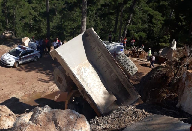 Antalya’da Uçuruma Devrilen Kamyonun Şoförü Öldü