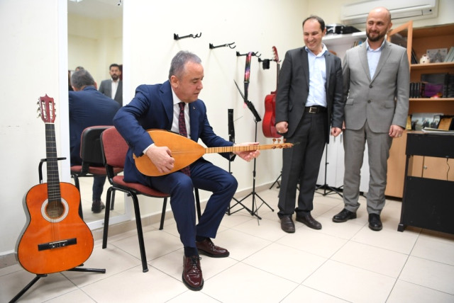 Başkan Böcek’ten Köy Okullarına Destek