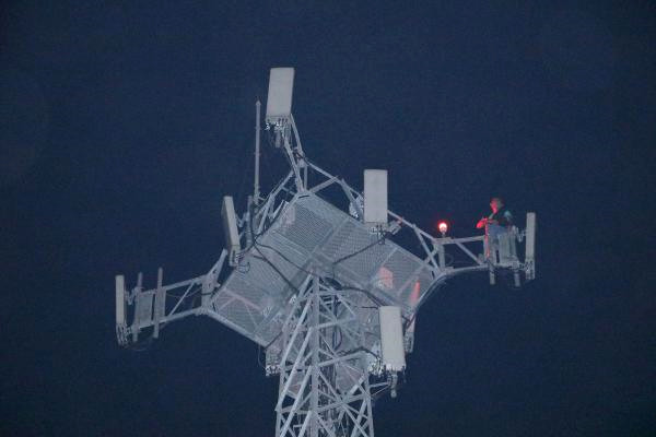 İntihar Etmek İçin Baz İstasyonuna Çıktı, Gözyaşlarıyla İndi