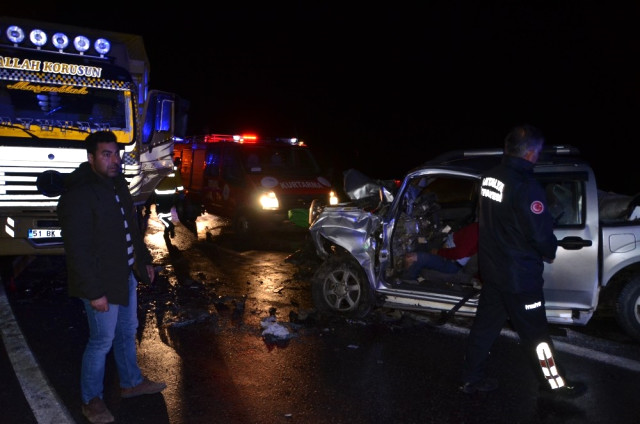 Antalya’da Kamyonet, Sebze Yüklü Kamyon ile Çarpıştı: 1 Ölü, 2 Yaralı