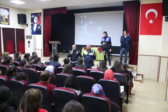 Manavgat Emniyeti Öğrencileri Bilgilendirdi