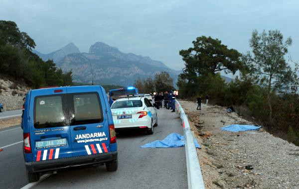 Motosikletiyle Bariyerlere Çarpan Sürücü Can Verdi