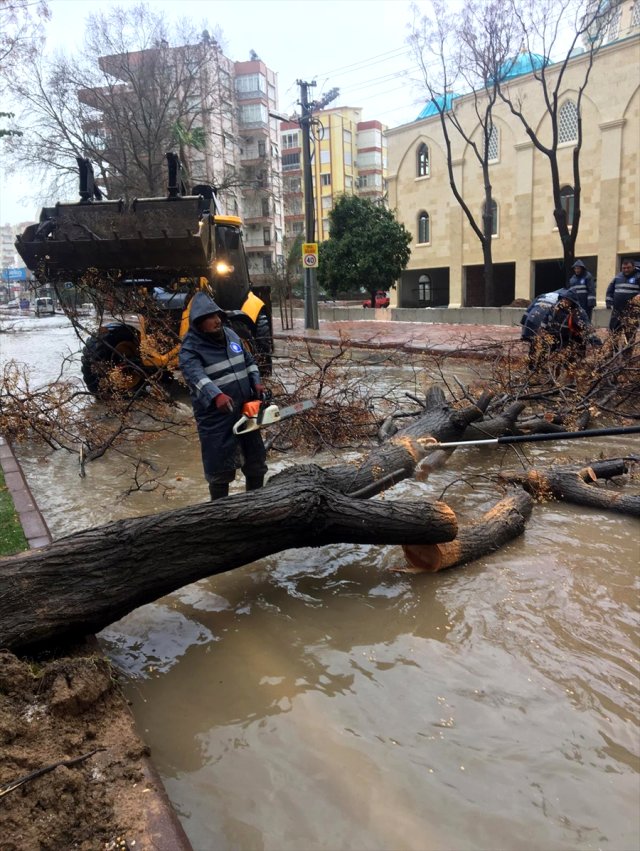 Antalya’da Şiddetli Yağış ve Fırtına