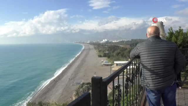 Antalya’nın Bir Ucunda Karla Mücadele, Diğer Ucunda Deniz Keyfi