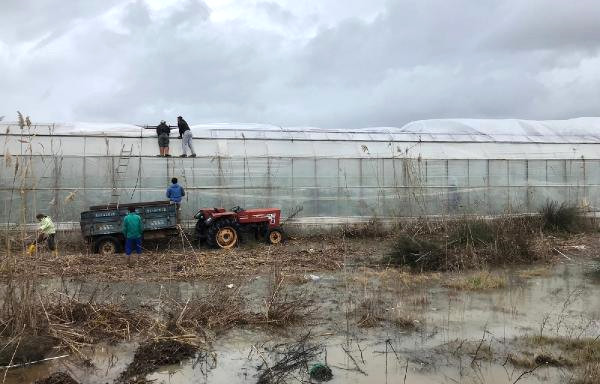 Fırtına ve Yağmur Antalya’da Hasara Neden Oldu