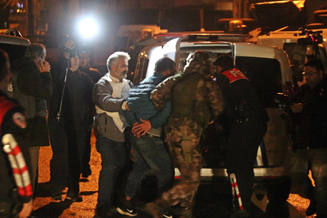 Pencereden Ateş Açtı, 4 Kişi Operasyonla Yakalandı