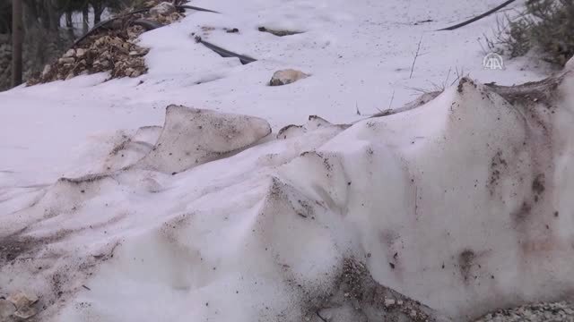 Mahallede Kar Kalınlığı Bir Metreyi Aştı, Yol Kapandı