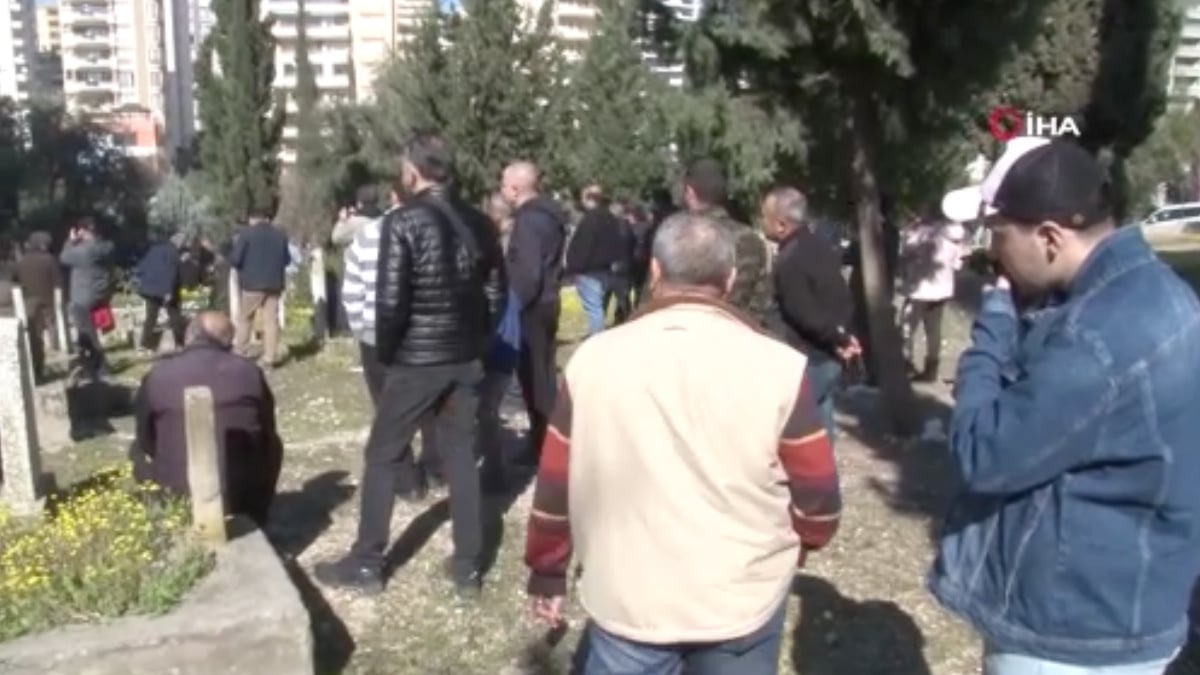 Adana’da deprem etkilenen binanın yıkımını mezarlıkta izlediler