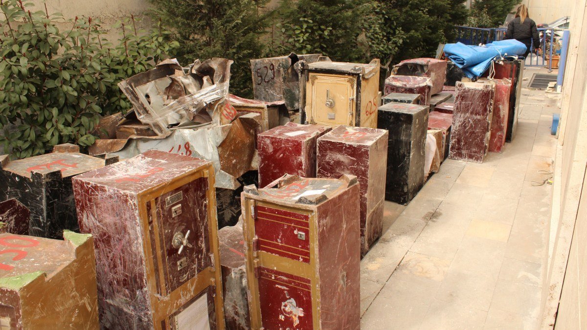 Kahramanmaraş’ta enkazdan çıkartılan değerli eşyalar polis korumasına alındı