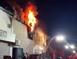 Antalya’da Gece Yangın: 2 İş Yeri ve 3 Araç Küle Döndü