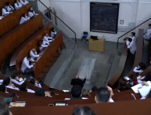 Türk üniversitelerinden mezun olanların yurt içi iş bulma mühleti 4,5 ay oldu