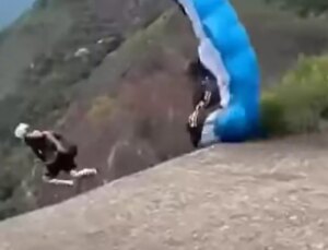 Yamaç paraşütü eğitmeni, kayalıklardan atladığı sırada yere çakılarak hayatını kaybetti