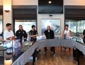 Beşiktaş Başkanı Hüseyin Yücel, Futbol Grubuyla Bir Ortaya Geldi