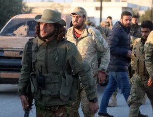 Silahlı muhalifler Hama’ya girdi, rejim güçleri Humus’a çekiliyor