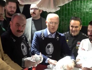 Mustafa Varank, Bursa’da klasik sahur programında vatandaşlarla bir ortaya geldi