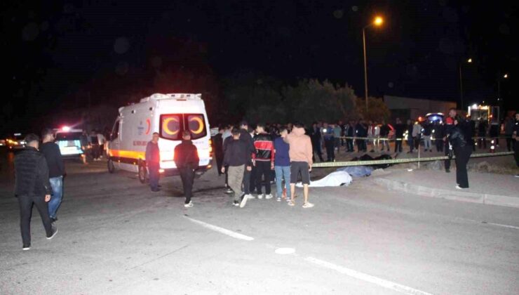 Çöp kamyonuyla çarpışan motosikletteki 2 genç hayatını kaybetti
