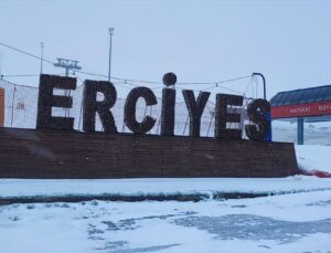 İç Anadolu’nun doruğu “Erciyes”e mayıs ayında kar yağdı