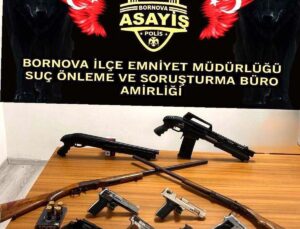 İzmir’de 2 konutta yapılan aramada 7 ruhsatsız tabanca ve 4 pompalı tüfek ele geçirildi; 3 gözaltı