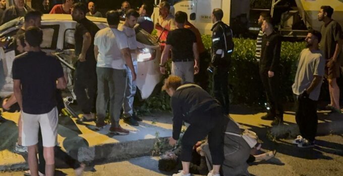 Ümraniye’de hafriyat kamyonu ile araba çarpıştı: 1’i ağır 4 yaralı